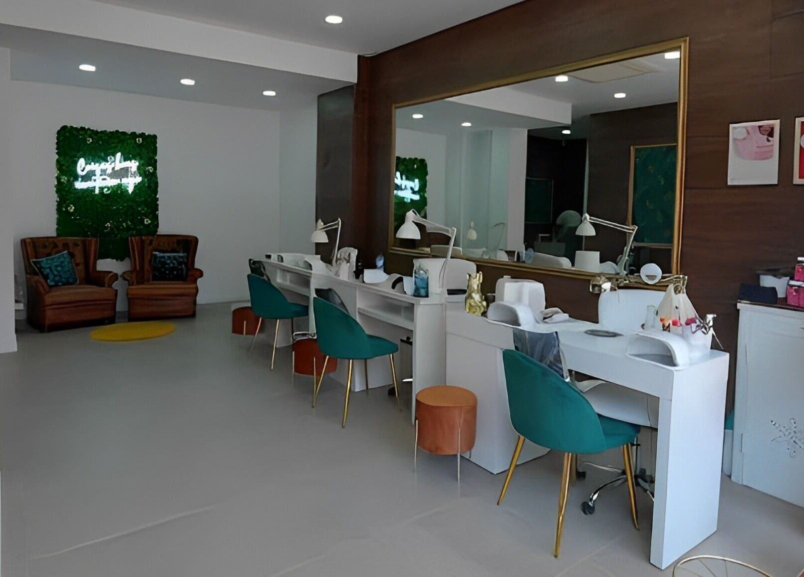 Espaço moderno e elegante do Lamas Beauty Bar em Moscavide, Lisboa, PT, com cadeiras confortáveis e decoração estilosa.