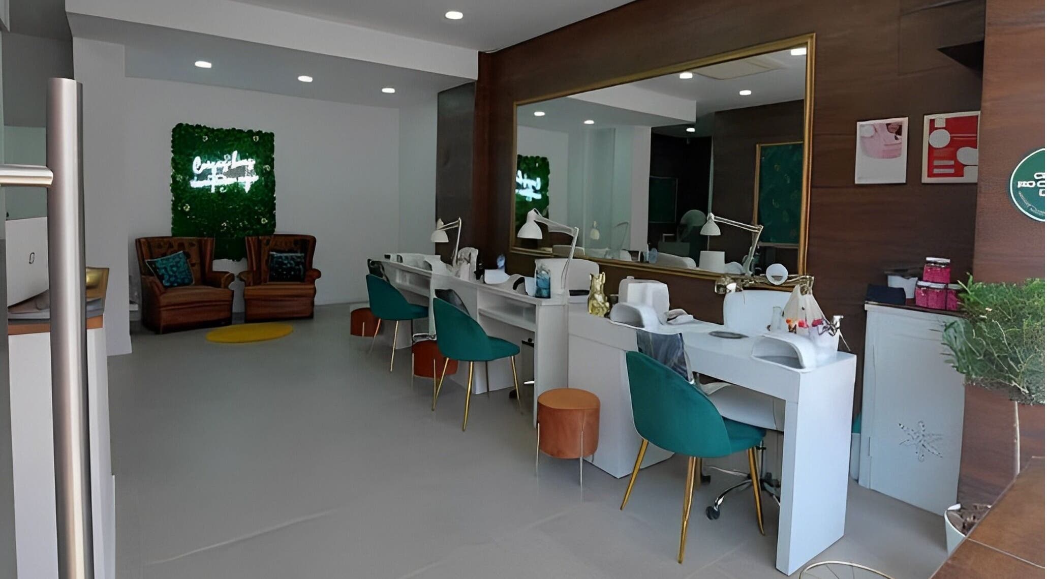 Espaço moderno e elegante do Lamas Beauty Bar em Moscavide, Lisboa, PT, com cadeiras confortáveis e decoração estilosa.