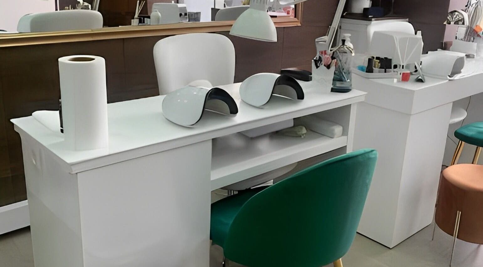 Estação de manicure moderna no Lamas Beauty Bar em Moscavide, Lisboa, PT com cadeiras confortáveis e lâmpadas UV.