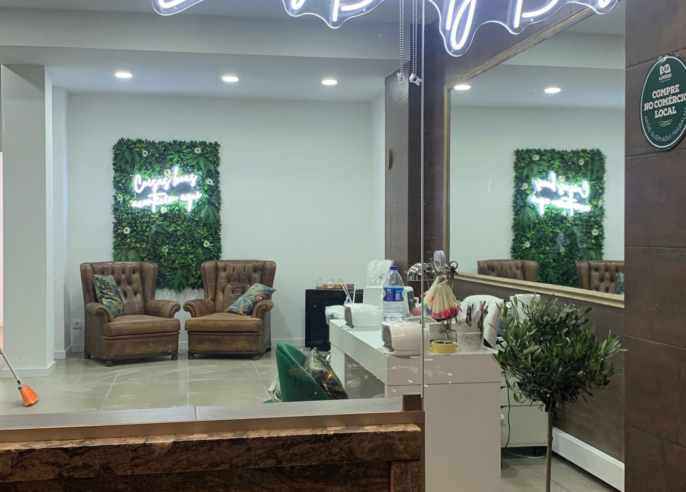 Recepção acolhedora em Lamas Beauty Bar, Moscavide, Lisboa, PT, com decoração moderna e confortável.