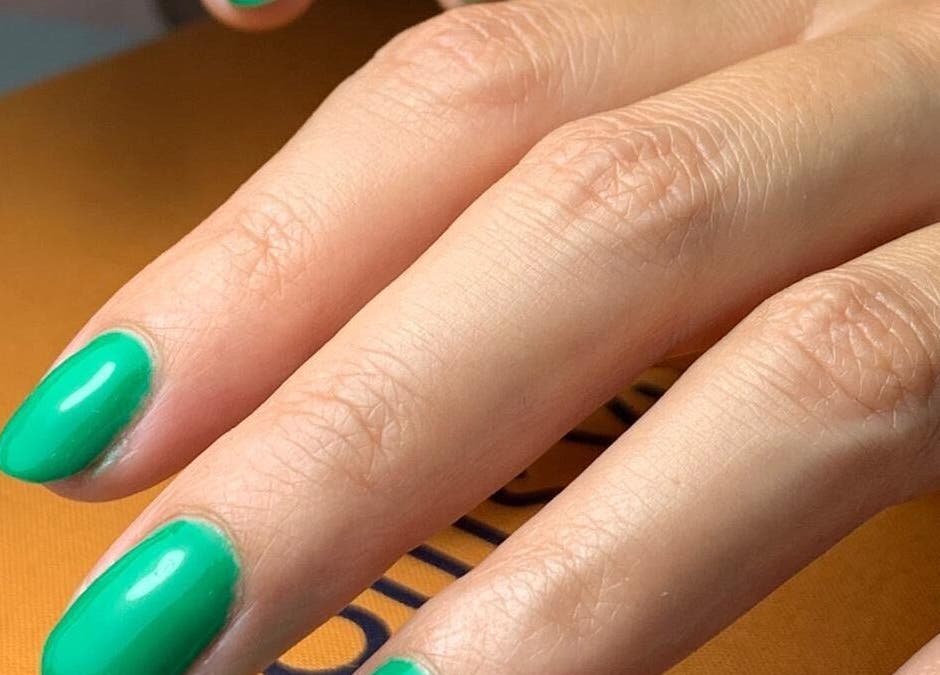 Manicure em verde vibrante no Lamas Beauty Bar, Moscavide, Lisboa, PT.