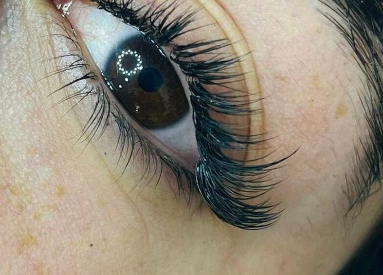 Extensões de pestanas vistas de perto no Lamas Beauty Bar, Moscavide, Lisboa, PT.