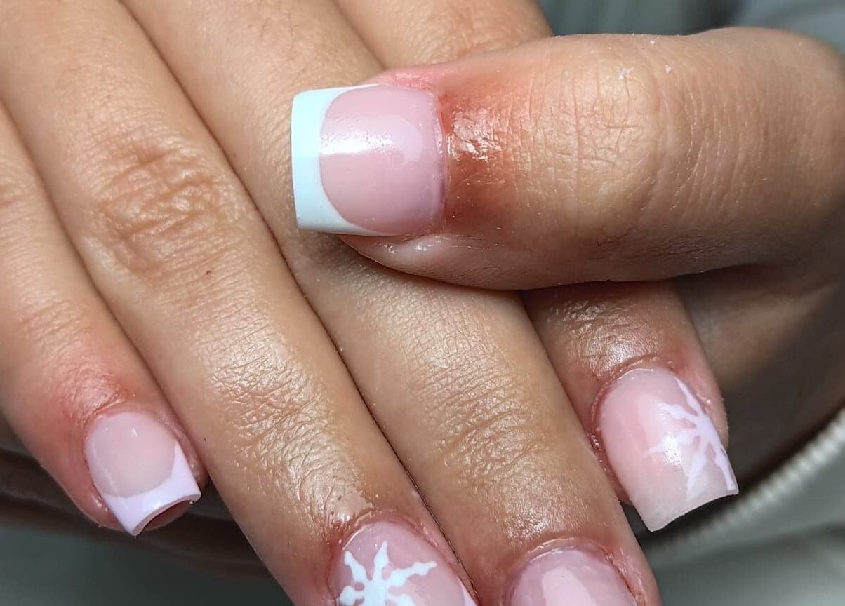 Unhas decoradas com design francês em Lamas Beauty Bar, Moscavide, Lisboa, PT.