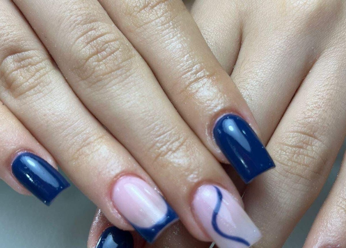 Unhas azuis elegantes com design artístico no Lamas Beauty Bar, Moscavide, Lisboa, PT.