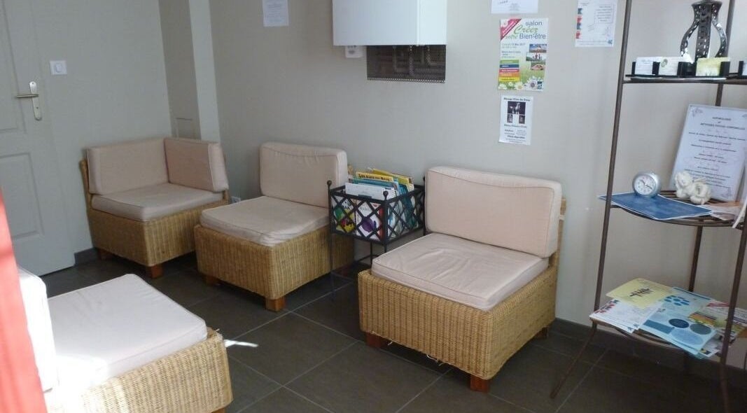 Espace d'attente confortable à Oma Douceur Fontainebleau, Fontainebleau, Île-de-France, FR.