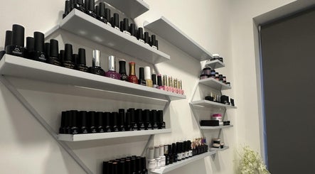 Immagine 2, EMF Nails