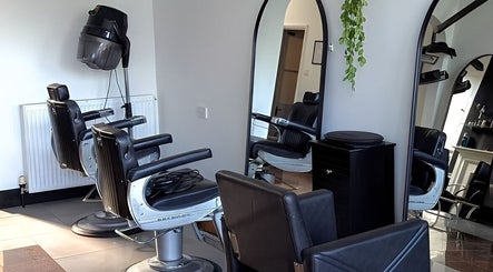 Spacious, modern salon interior at Giuseppe’s of Bath, Bath, England, GB with stylish chairs and large mirrors.