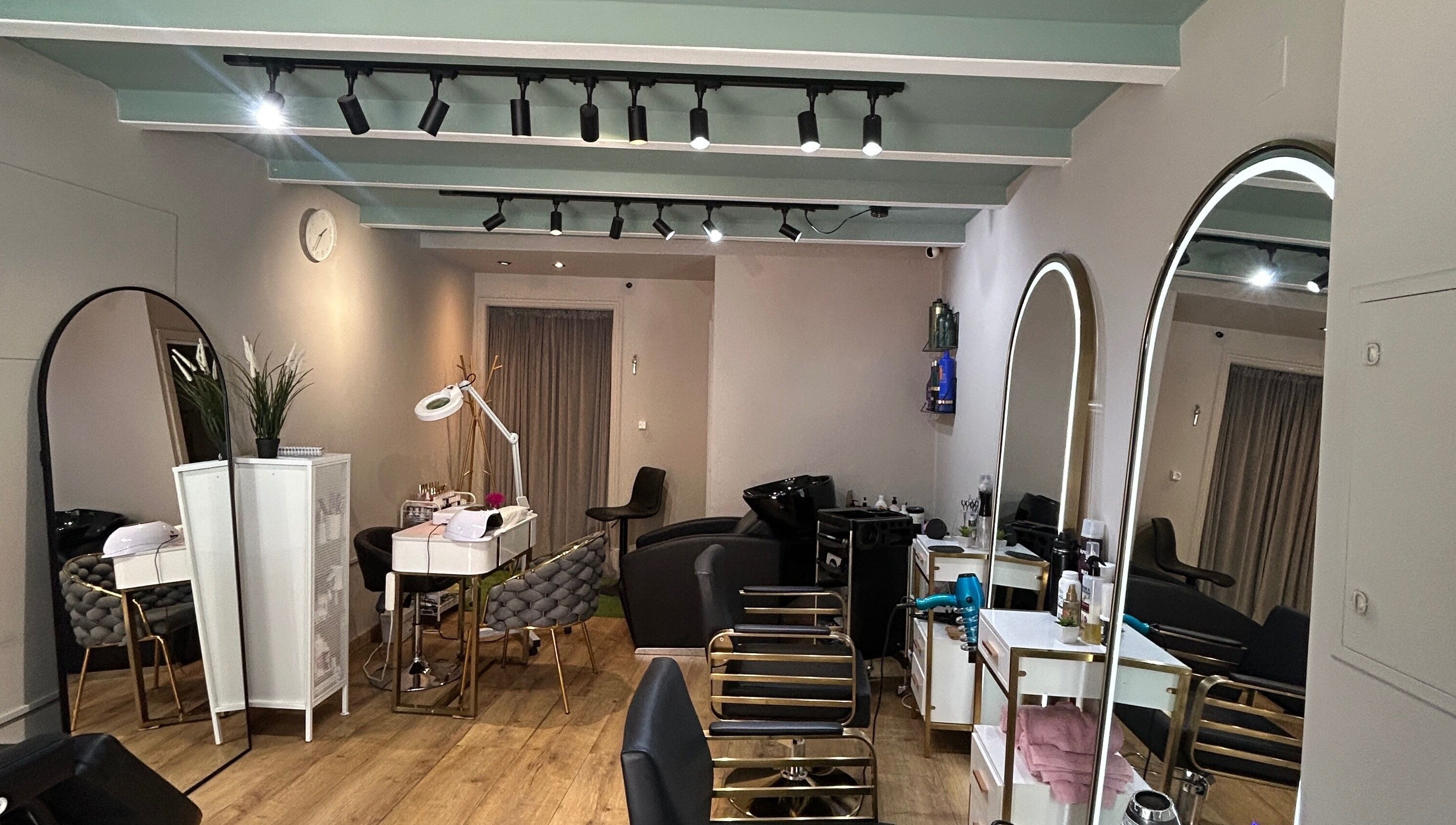 Interior elegante do Bella Cherry Salón, Porto, Porto, PT com mobiliário moderno e espelhos iluminados.