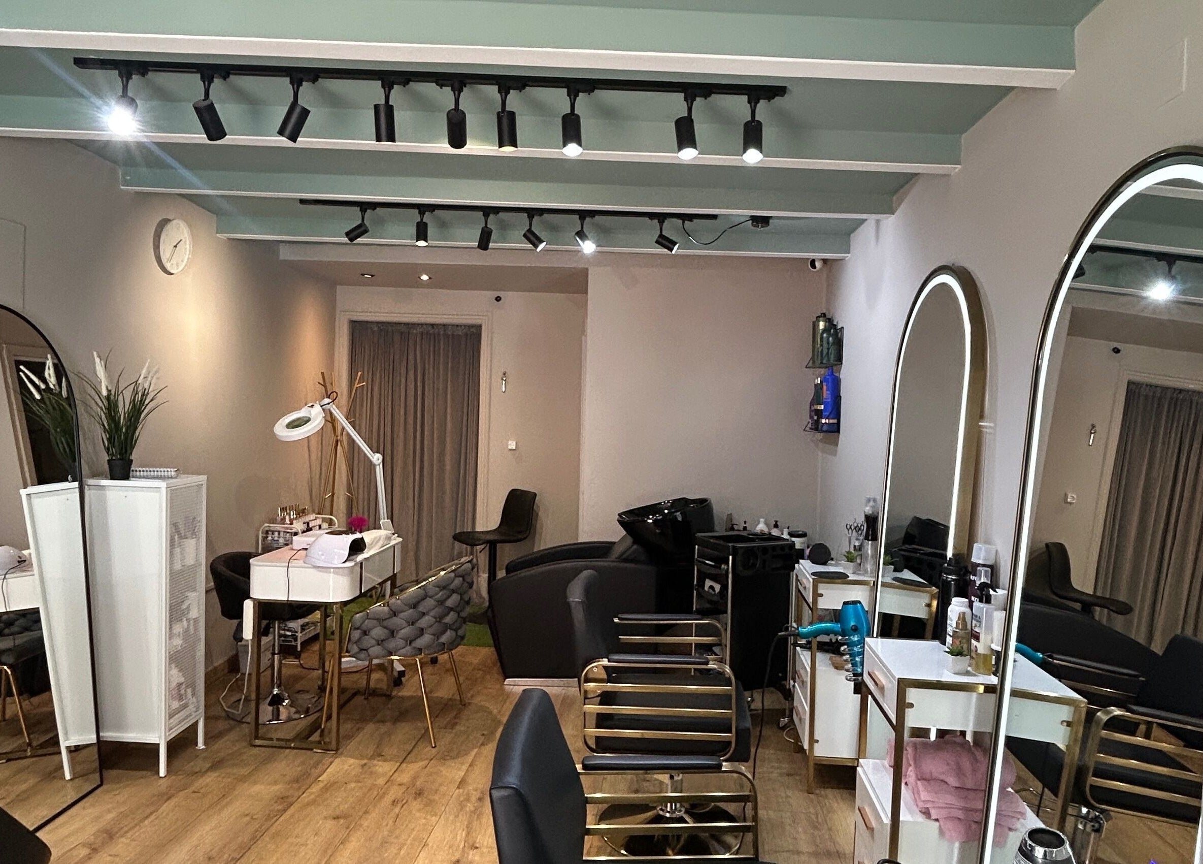 Interior elegante do Bella Cherry Salón, Porto, Porto, PT com mobiliário moderno e espelhos iluminados.