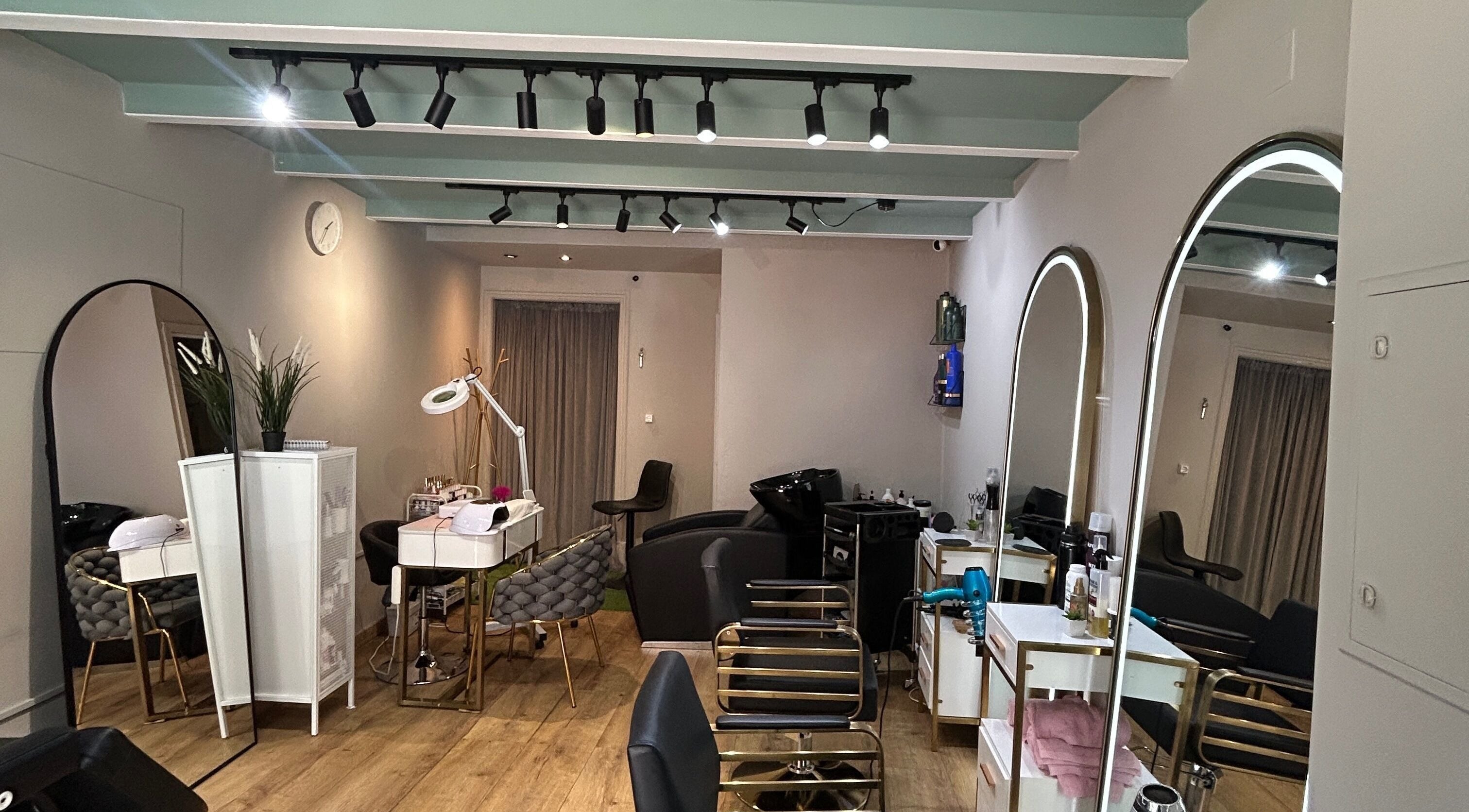 Interior elegante do Bella Cherry Salón, Porto, Porto, PT com mobiliário moderno e espelhos iluminados.