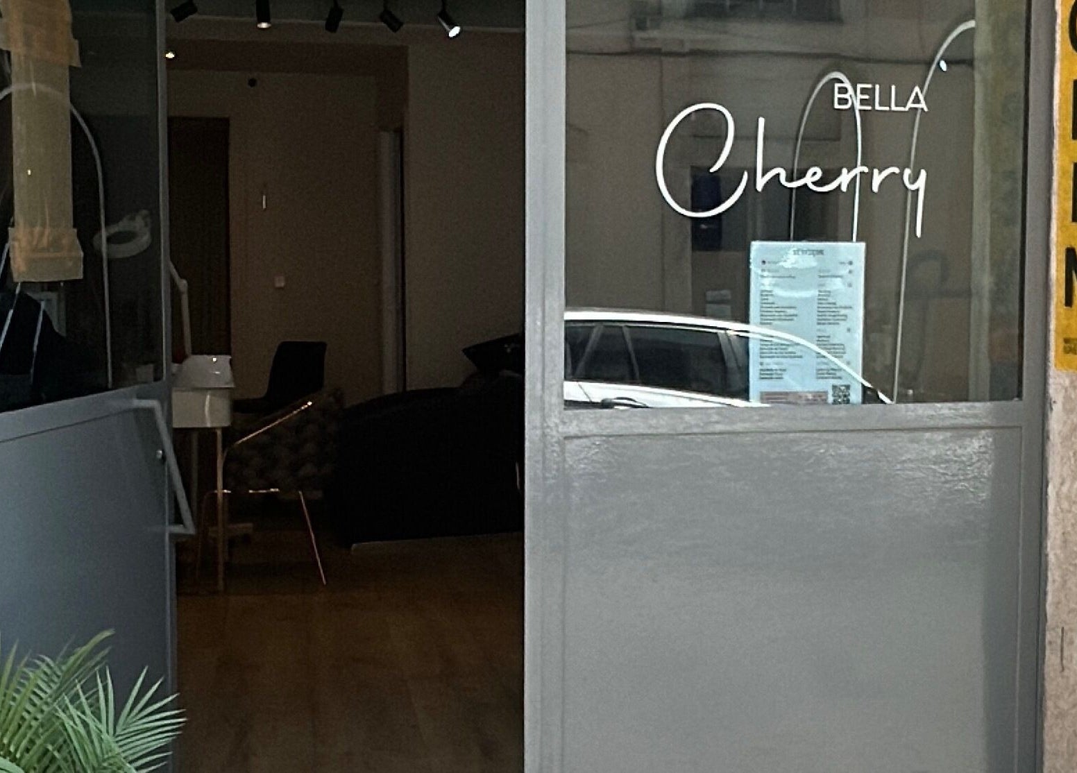 Entrada do Bella Cherry Salón em Porto, Porto, PT, destacando sua porta aberta e ambiente acolhedor.