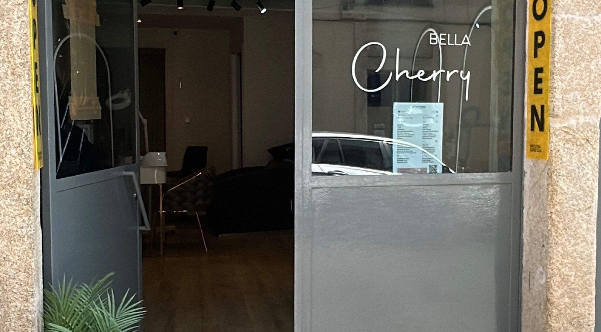 Entrada do Bella Cherry Salón em Porto, Porto, PT, destacando sua porta aberta e ambiente acolhedor.