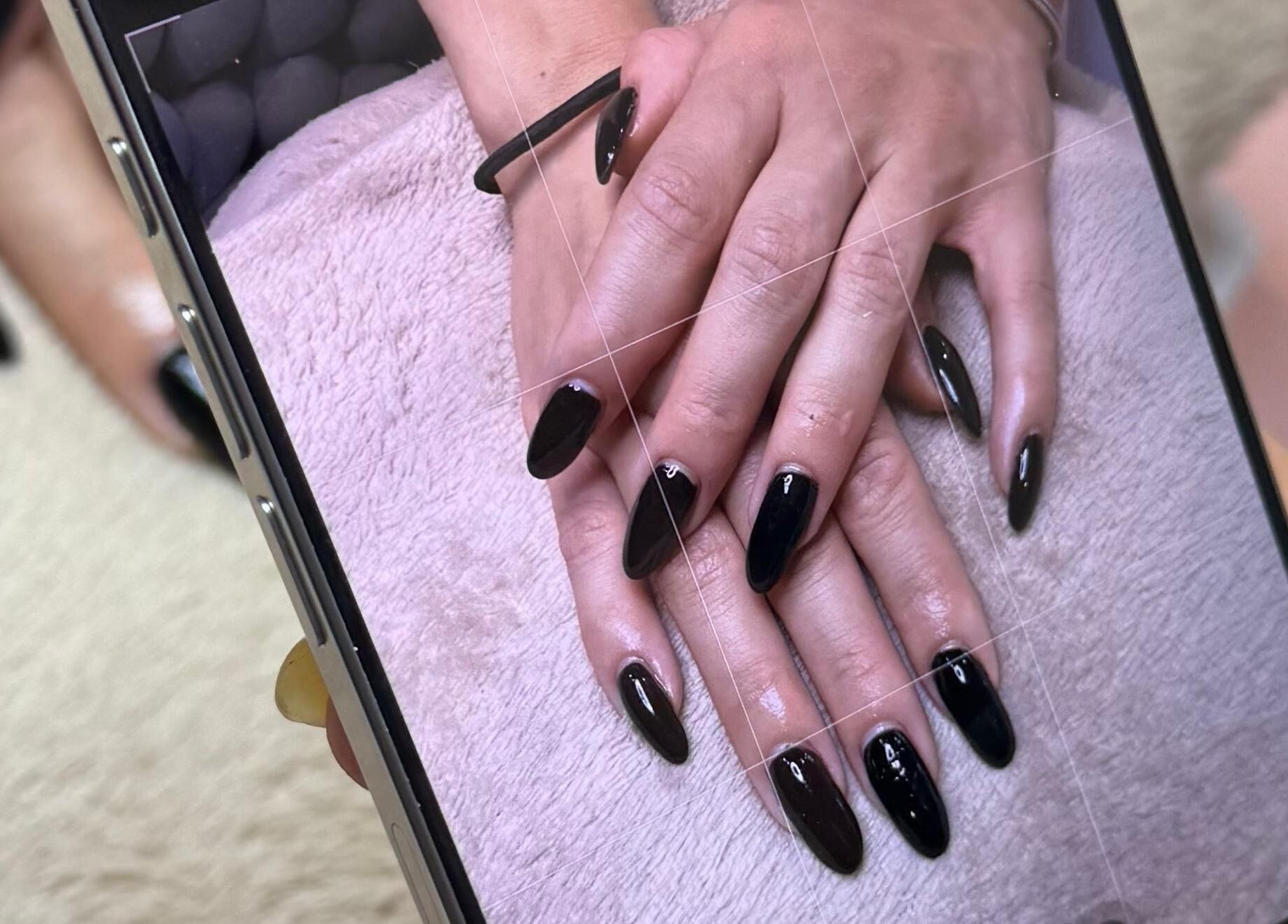 Unhas com esmalte preto no Bella Cherry Salón em Porto, Porto, PT, capturadas em foto.