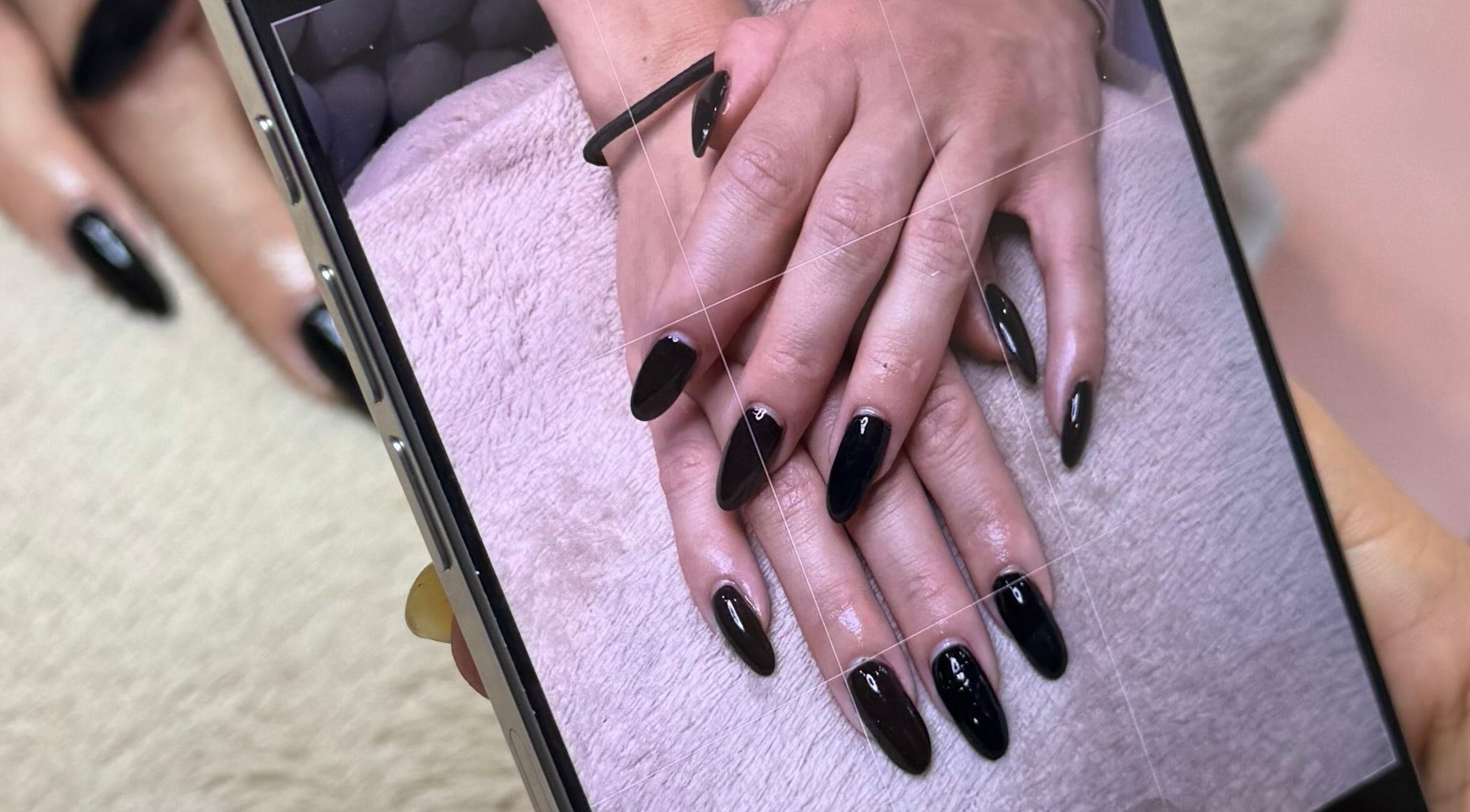 Unhas com esmalte preto no Bella Cherry Salón em Porto, Porto, PT, capturadas em foto.