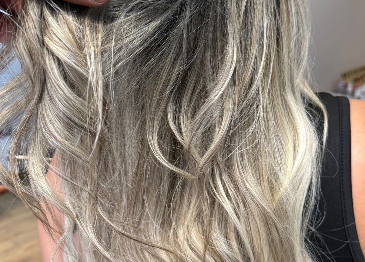 Madeixas loiras estilizadas no Bella Cherry Salón em Porto, Porto, PT.