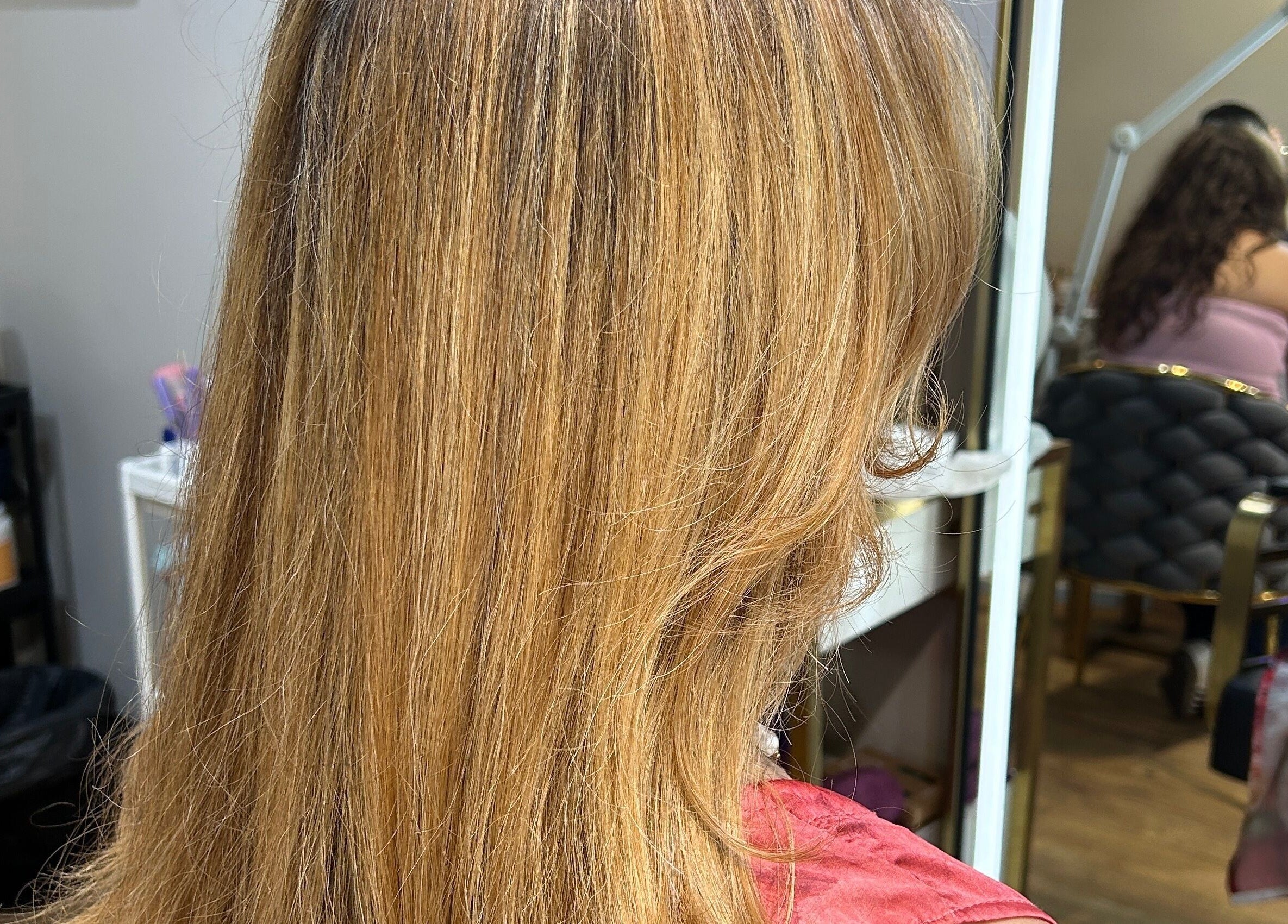 Mulher com cabelo loiro estilizado no Bella Cherry Salón, Porto, Porto, PT.