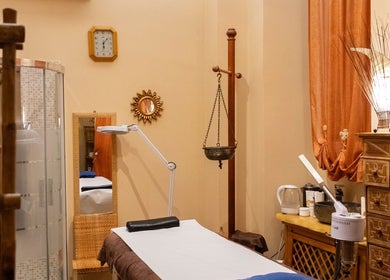 Sala trattamenti rilassante presso GocciaDiLuna, Rapallo, Liguria, IT, con arredamento caldo e strumenti di benessere.