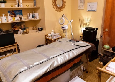 Stanza benessere di GocciaDiLuna a Rapallo, Liguria con lettino e attrezzature moderne.