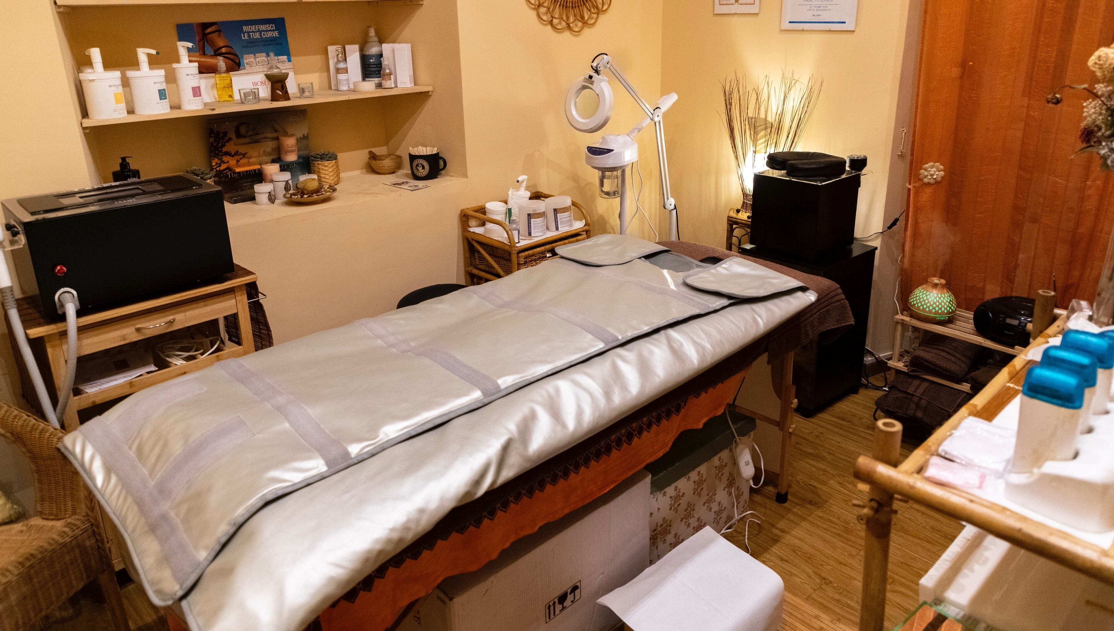 Letto massaggi GocciaDiLuna, Rapallo, Liguria, IT, con attrezzature per trattamenti benessere.