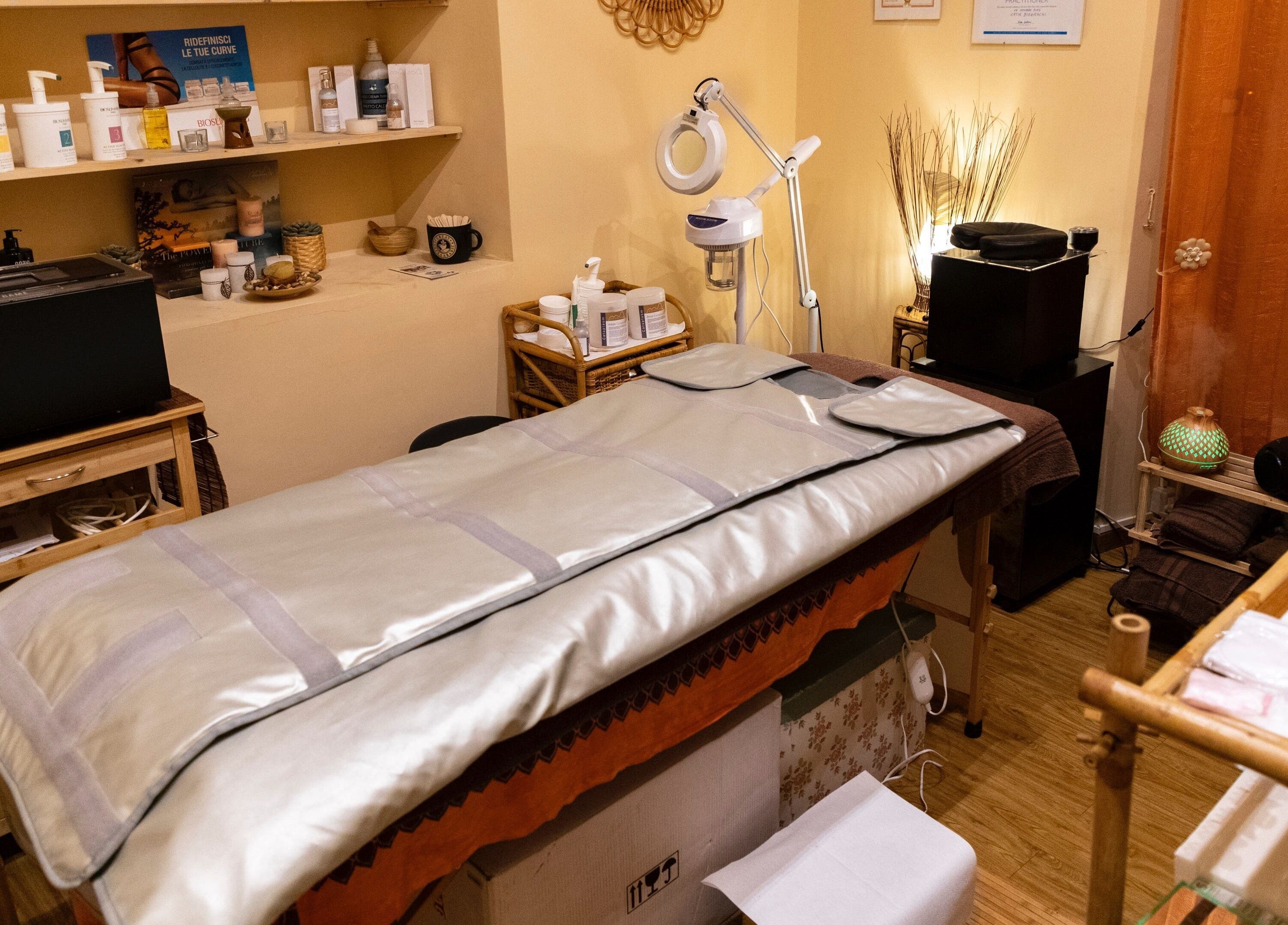 Letto massaggi GocciaDiLuna, Rapallo, Liguria, IT, con attrezzature per trattamenti benessere.