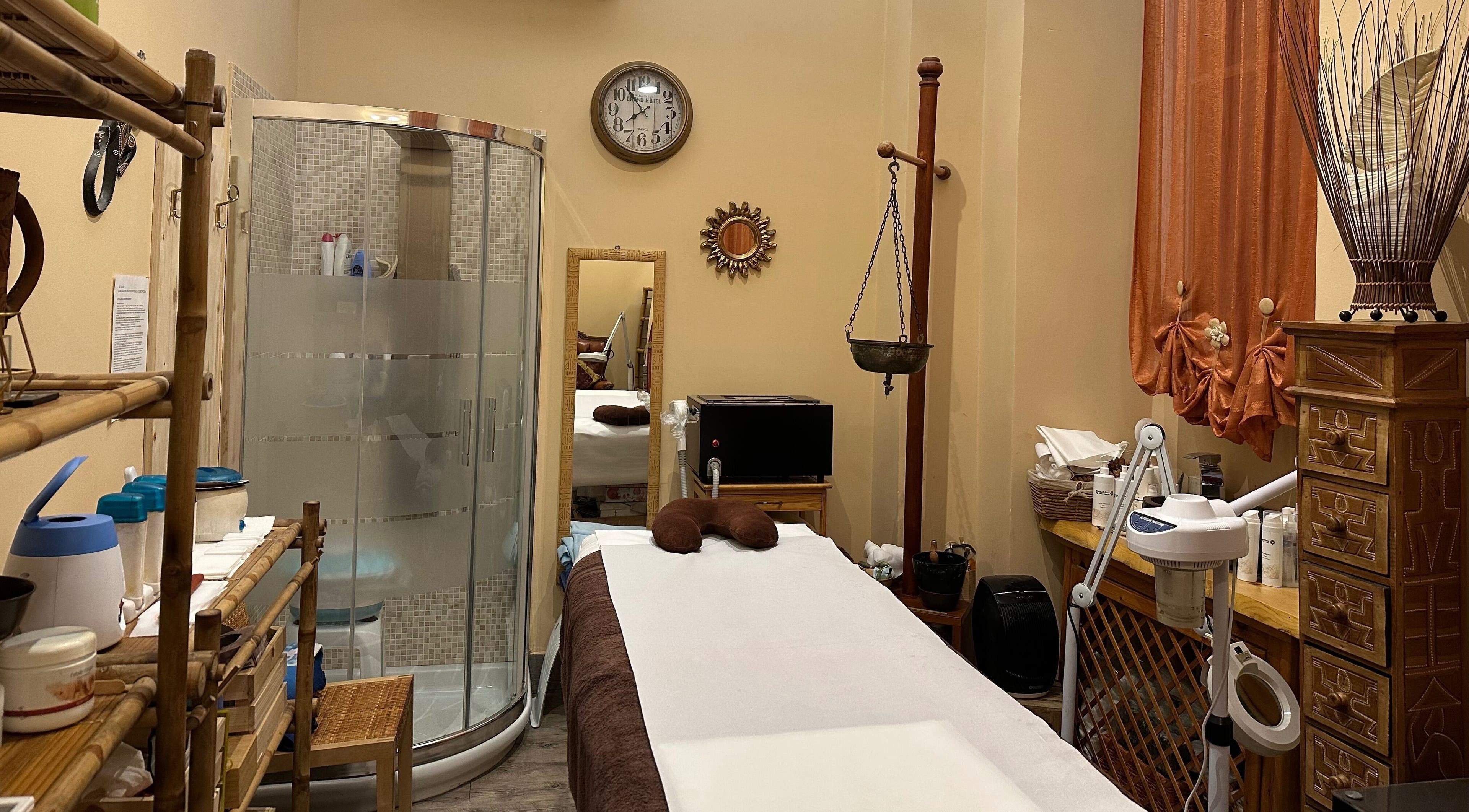 Sala massaggi accogliente presso GocciaDiLuna a Rapallo, Liguria, IT con doccia e decorazioni eleganti.