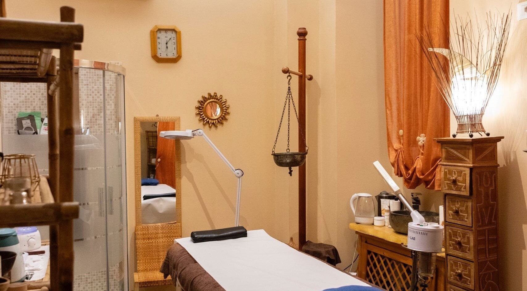 Sala trattamento rustica di GocciaDiLuna, Rapallo, Liguria, IT. Atmosfera calda e accogliente per il benessere.