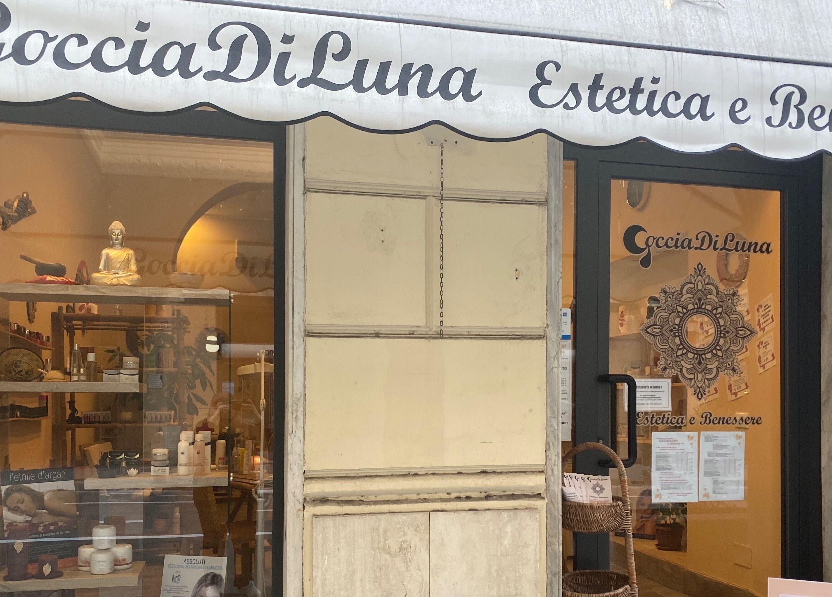 Ingresso di GocciaDiLuna a Rapallo, Liguria, IT. Vetrina accogliente con prodotti benessere esposti.