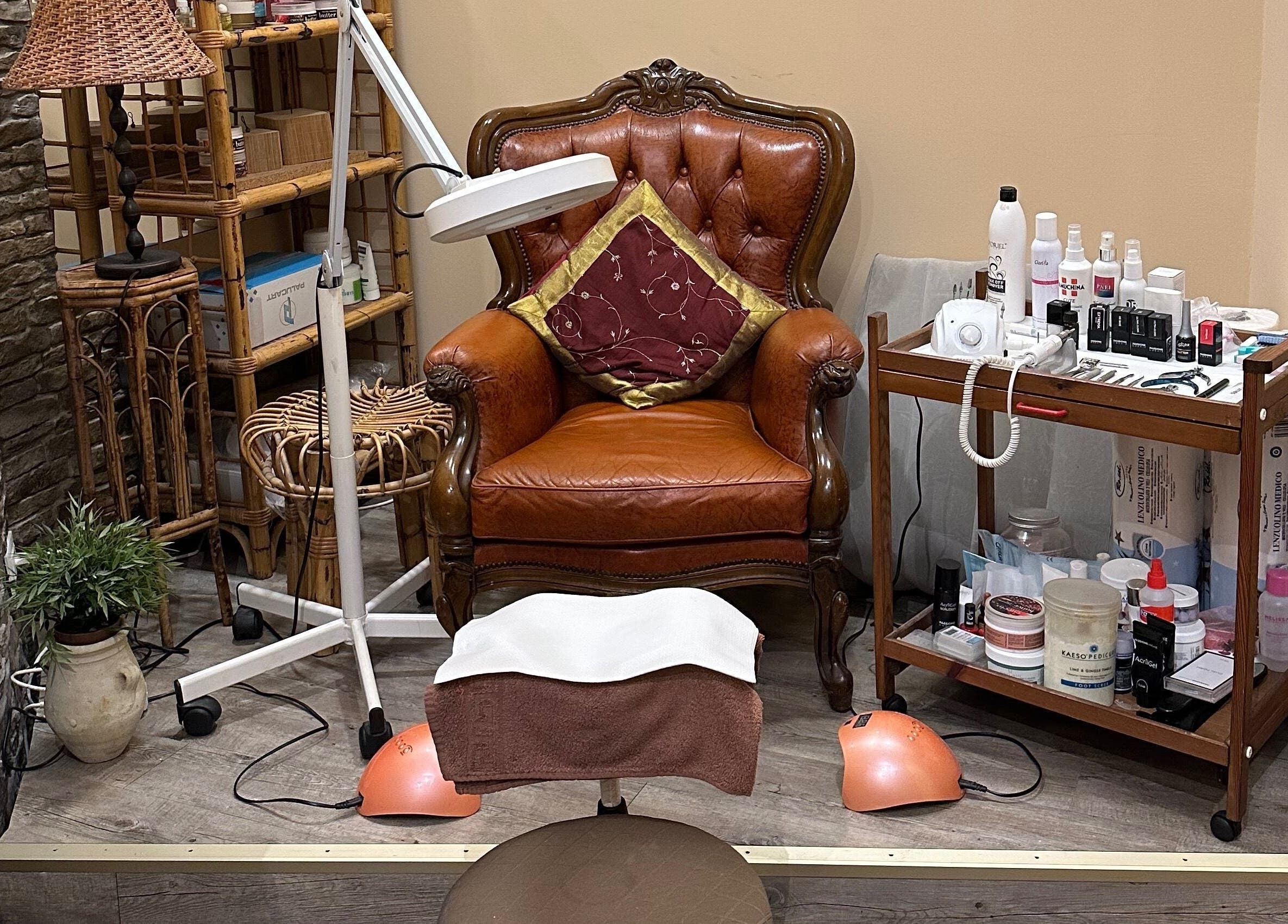 Poltrona vintage per relax in GocciaDiLuna, Rapallo, Liguria, IT. Dettagli accoglienti e strumenti di bellezza.