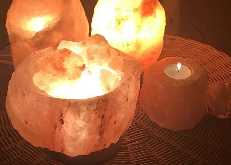 Lampade di sale illuminate da GocciaDiLuna, atmosfera rilassante a Rapallo, Liguria, IT.