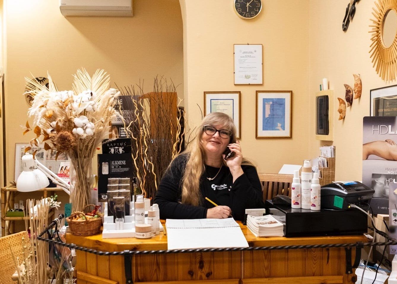 Reception accogliente di GocciaDiLuna a Rapallo, Liguria, IT, con personale sorridente e decorazioni naturali.