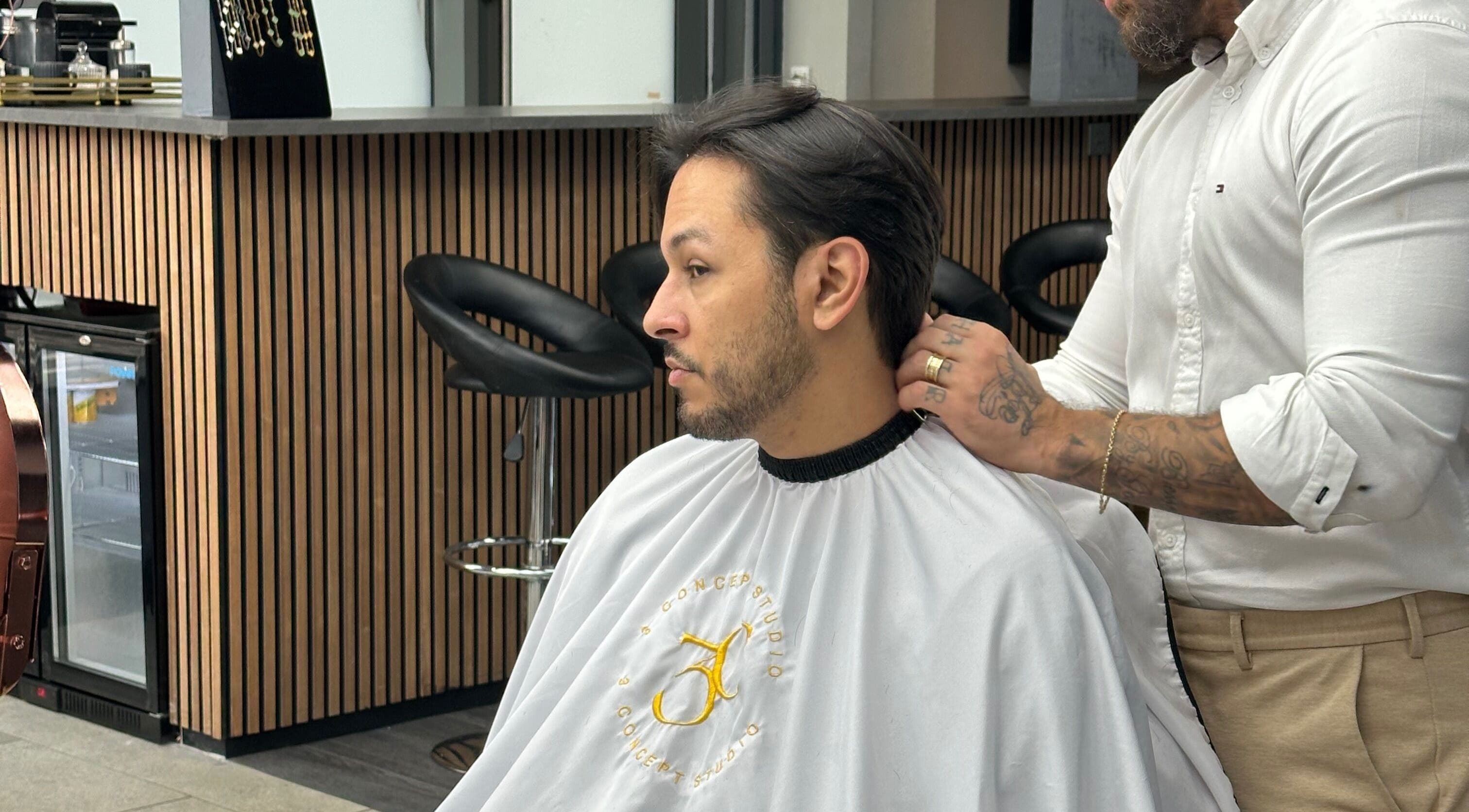 Cliente recebendo corte de cabelo no Sacramento – Expert Visagist & Master Barber, Dublin, County Dublin, IE.