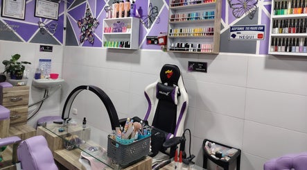 Elegante estación de manicura en NATINAILS, Bogotá, Bogotá, CO. Decoración colorida y herramientas listas.