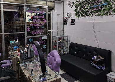 Espacio acogedor de NATINAILS en Bogotá, Bogotá, CO con sillas y decoración moderna.