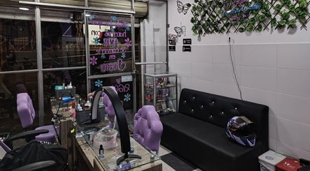 Espacio acogedor de NATINAILS en Bogotá, Bogotá, CO con sillas y decoración moderna.