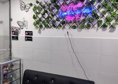 Decoración de pared con luces de neón y hojas en NATINAILS, Bogotá, Bogotá, CO.