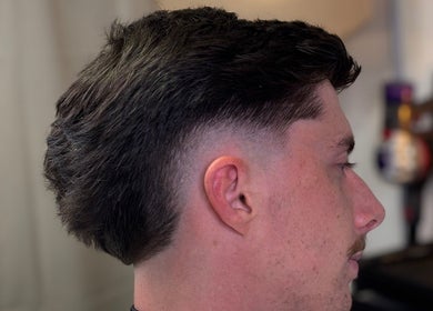 Coupe de cheveux moderne chez MaskowBarber, Toulouse, Occitanie, FR.