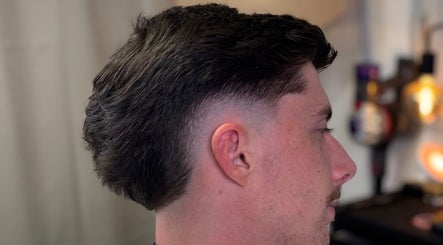 Coupe de cheveux moderne chez MaskowBarber, Toulouse, Occitanie, FR.