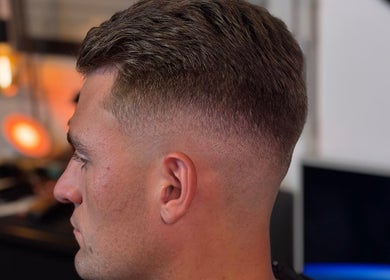 Coiffure moderne réalisée à MaskowBarber, Toulouse, Occitanie, FR, mettant en avant une coupe dégradée précise.