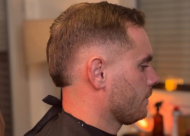 Homme avec coupe de cheveux propre chez MaskowBarber à Toulouse, Occitanie, FR.