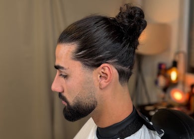 Coiffure homme au chignon et barbe taillée chez MaskowBarber, Toulouse, Occitanie, FR.