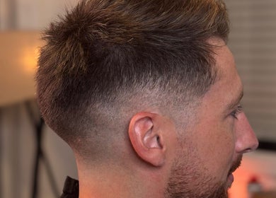 Coupe de cheveux moderne à MaskowBarber, Toulouse, Occitanie, FR. Style précis et raffiné.