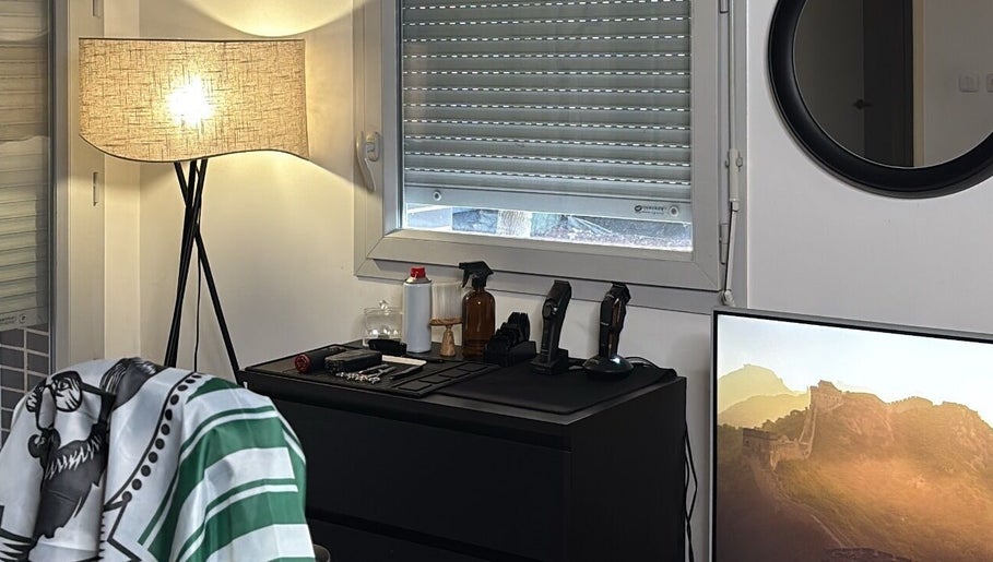 Intérieur moderne de Maskow Barber à Toulouse, Occitanie, FR avec lampadaire élégant et outils de coiffure.