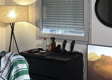 Intérieur moderne de Maskow Barber à Toulouse, Occitanie, FR avec lampadaire élégant et outils de coiffure.