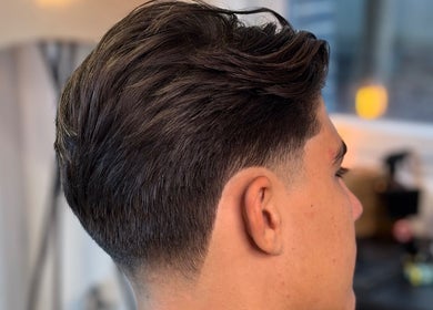 Style de coiffure moderne au Maskow Barber, Toulouse, Occitanie, FR.