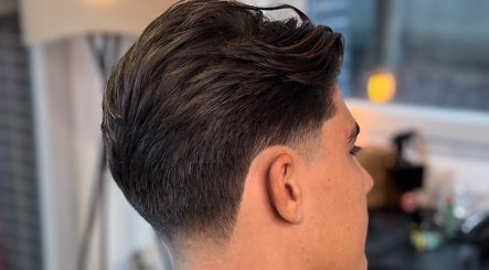 Style de coiffure moderne au Maskow Barber, Toulouse, Occitanie, FR.