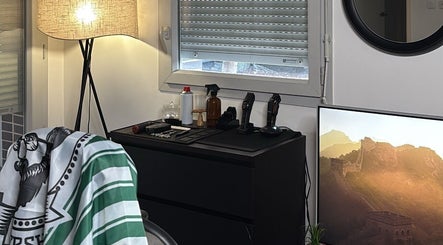 Espace moderne chez Maskow Barber, outils de coiffure sur une commode à Toulouse, Occitanie, FR.