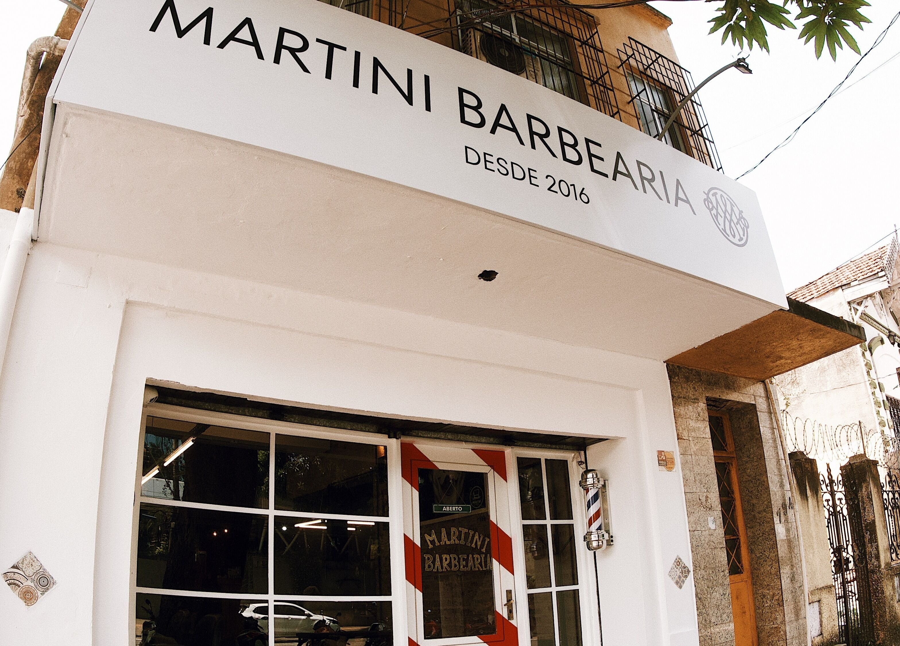 Fachada da Martini Barbearia, localizada em Pará, Pará, BR, destacando modernidade e tradição no design exterior.