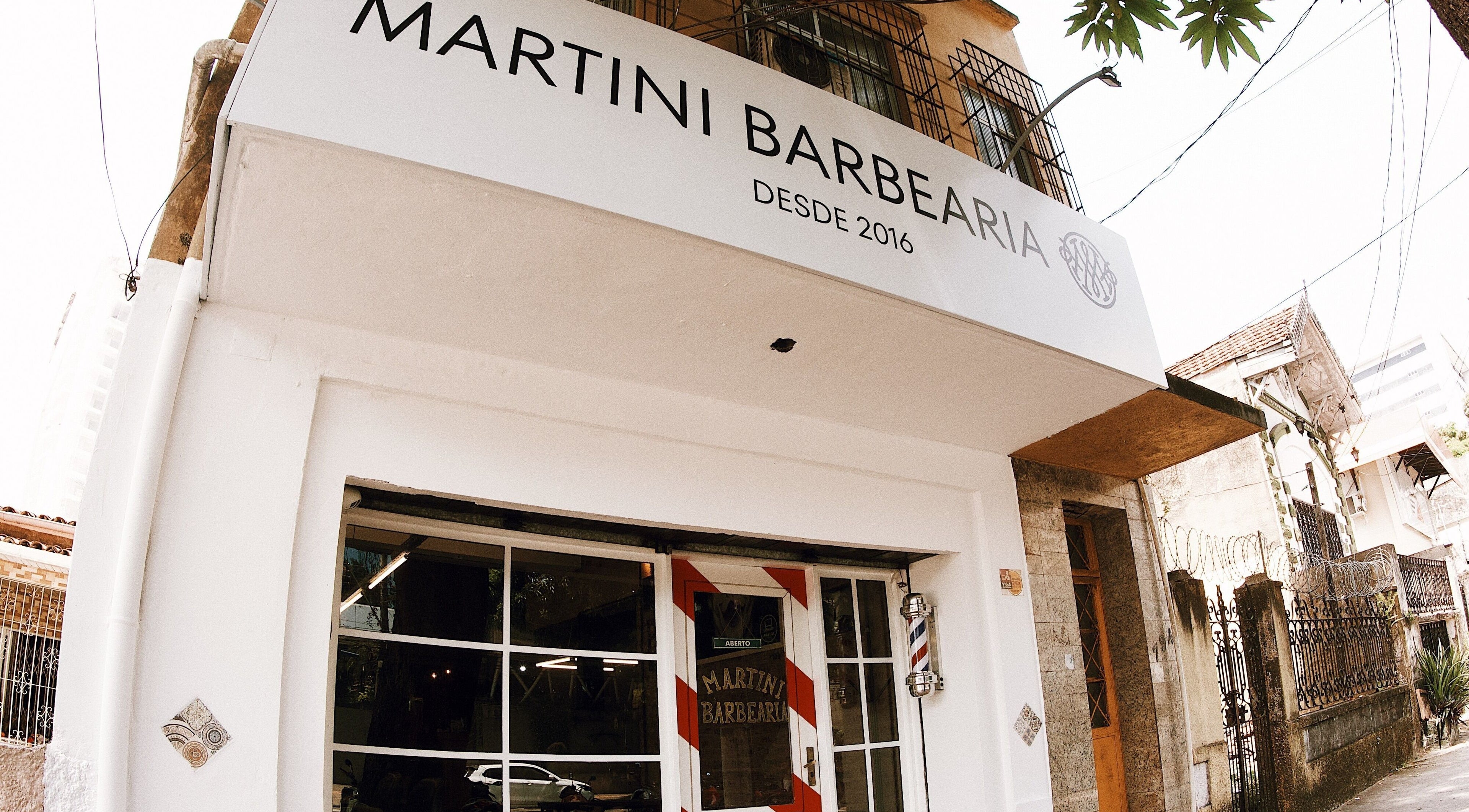 Fachada da Martini Barbearia, localizada em Pará, Pará, BR, destacando modernidade e tradição no design exterior.