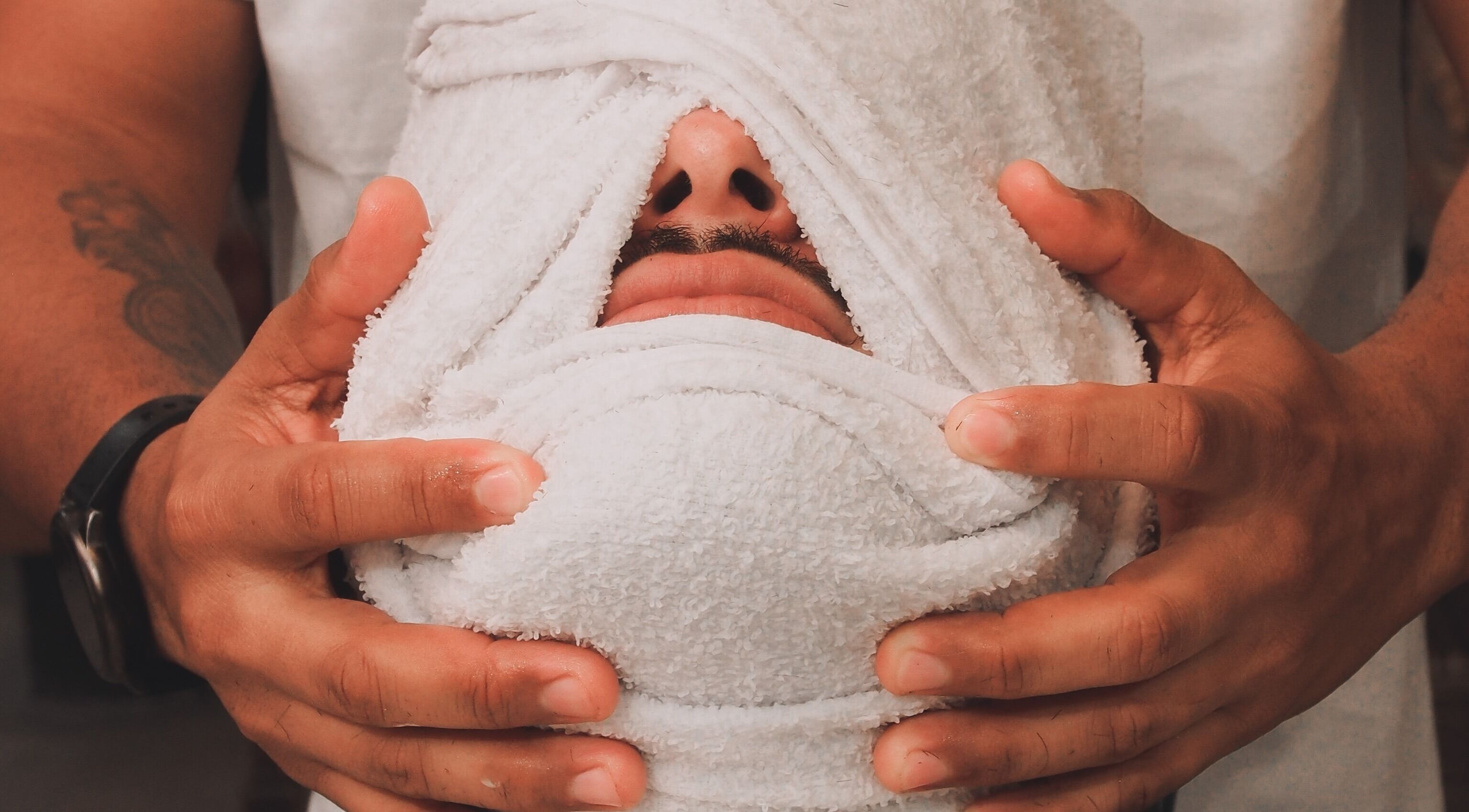 Tratamento facial com toalha em Martini Barbearia, Pará, Pará, BR, para relaxamento e bem-estar masculino.