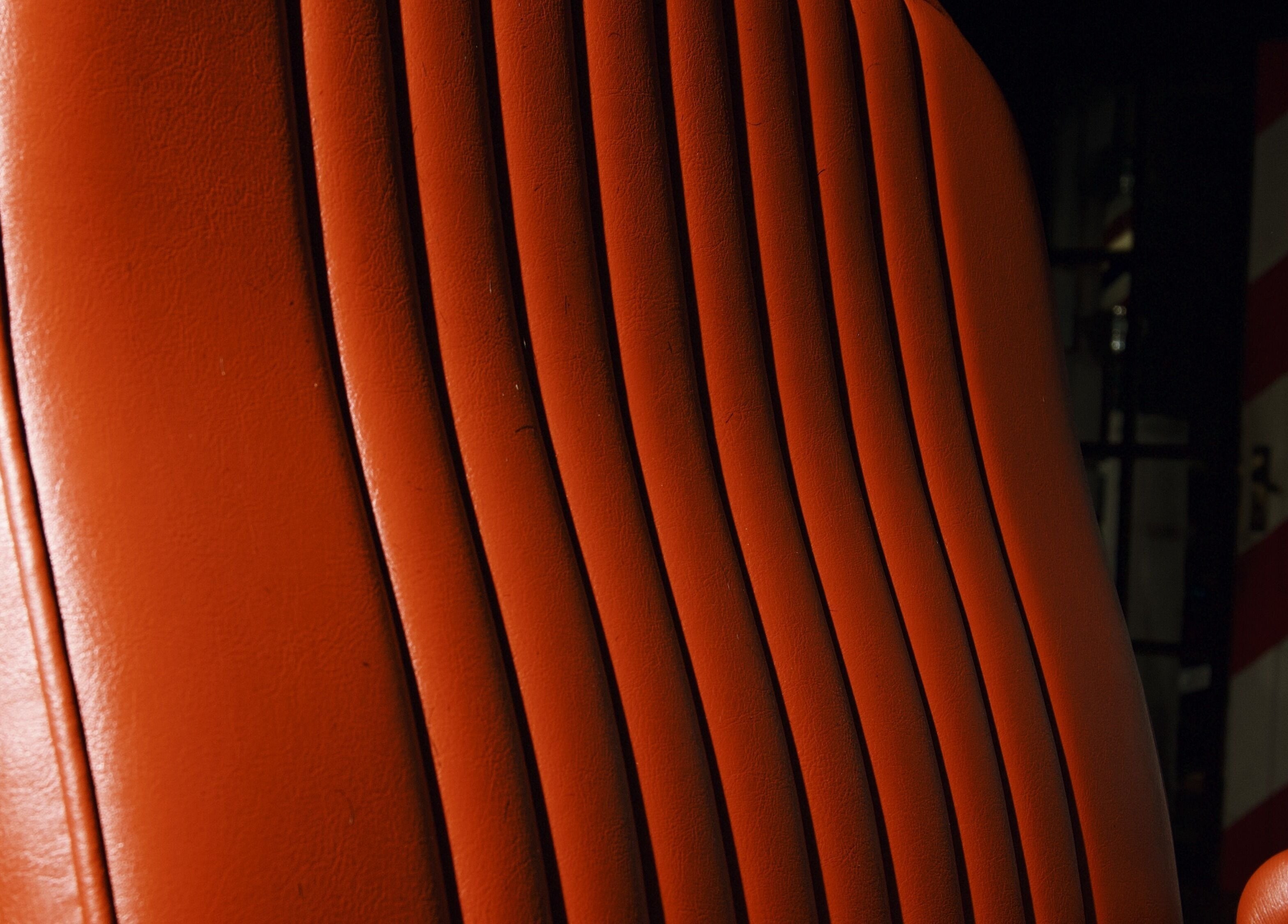 Cadeira de couro vintage no interior da Martini Barbearia, Pará, Pará, BR.